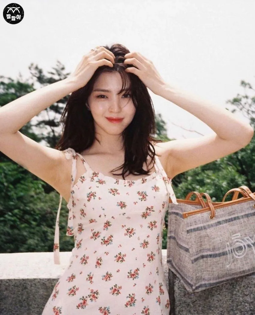 배우 한소희 겨드랑이