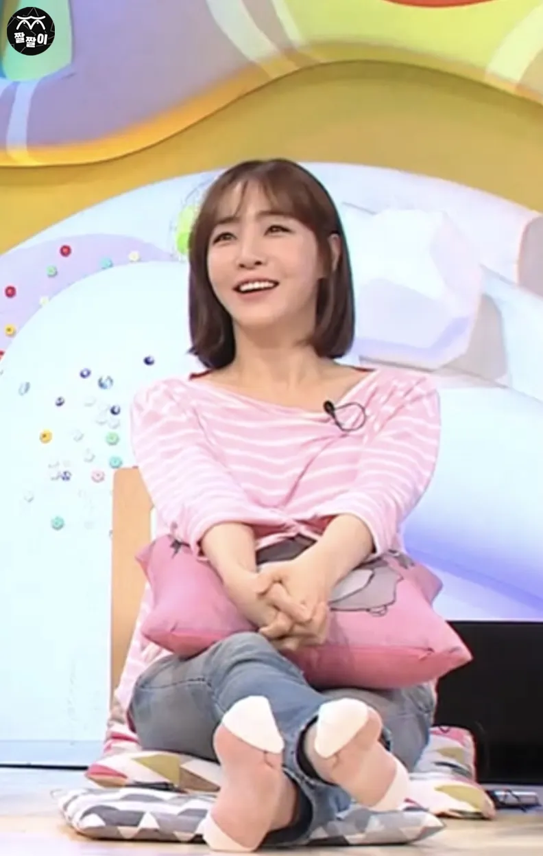 작사가 김이나 망사 양말 발바닥