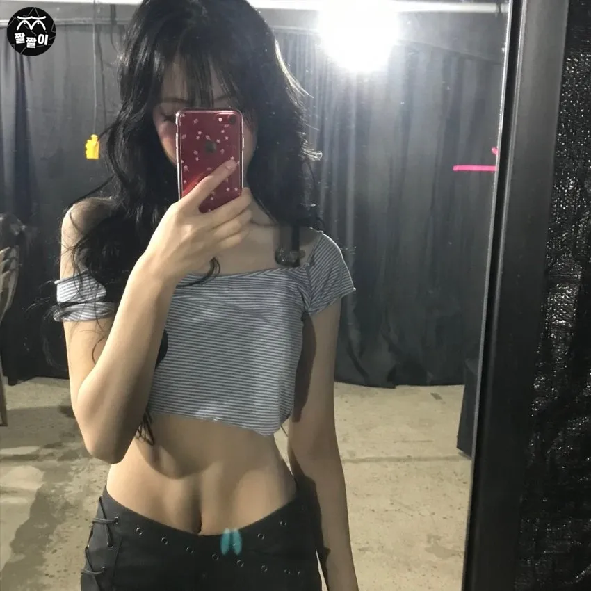 베이비몬스터 아현 선명한 복근 배꼽