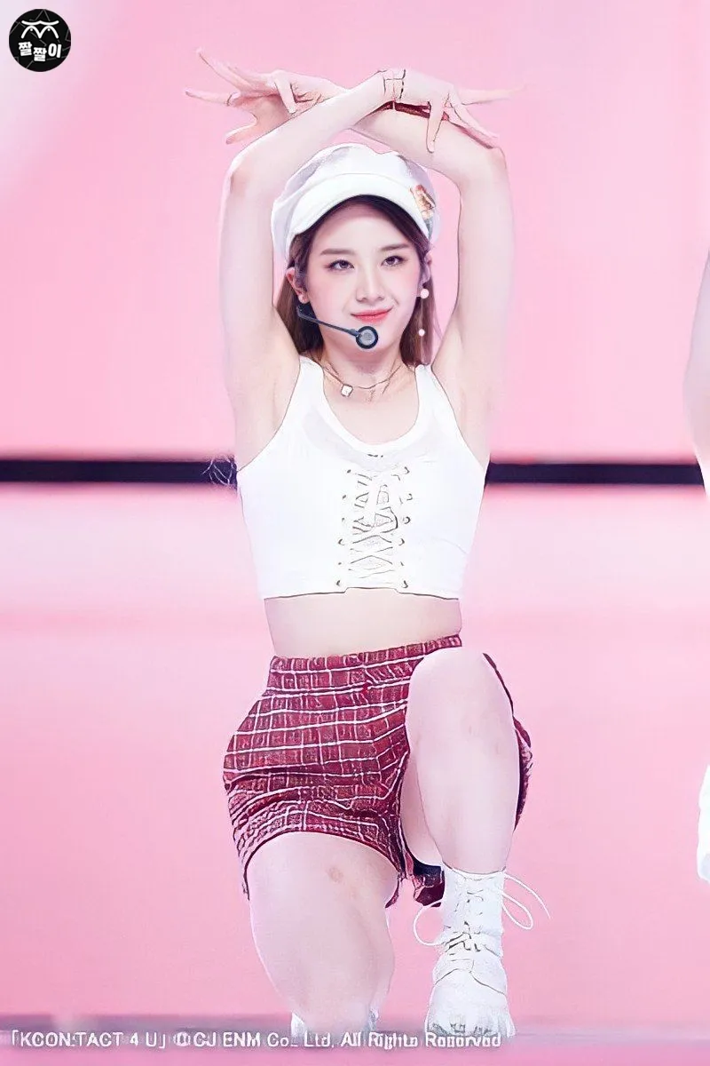 프로미스나인 장규리 뽀얀 겨드랑이!