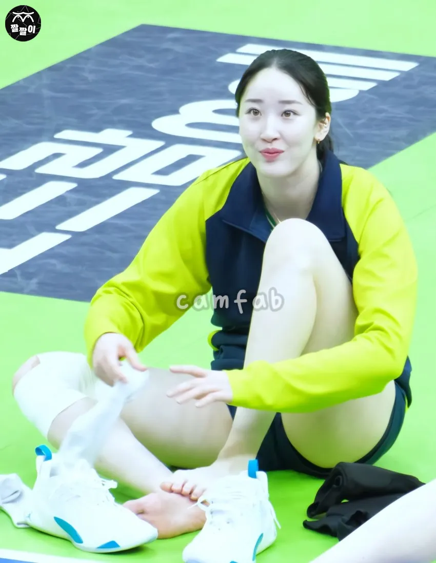 스트레칭 하는 배구선수 고예림 발바닥