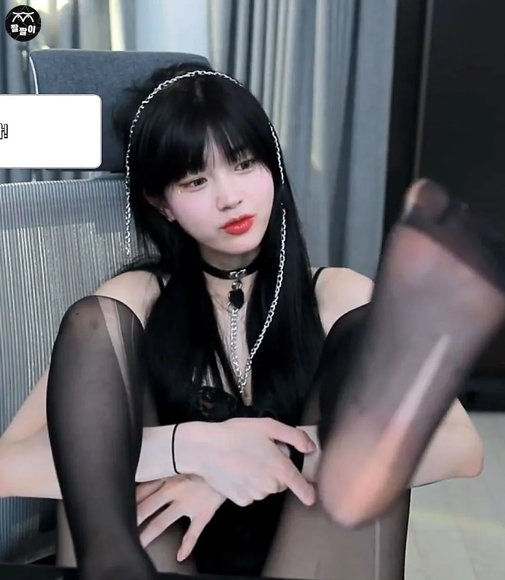 찢어진 검스 신은 문월 발바닥 근접캠