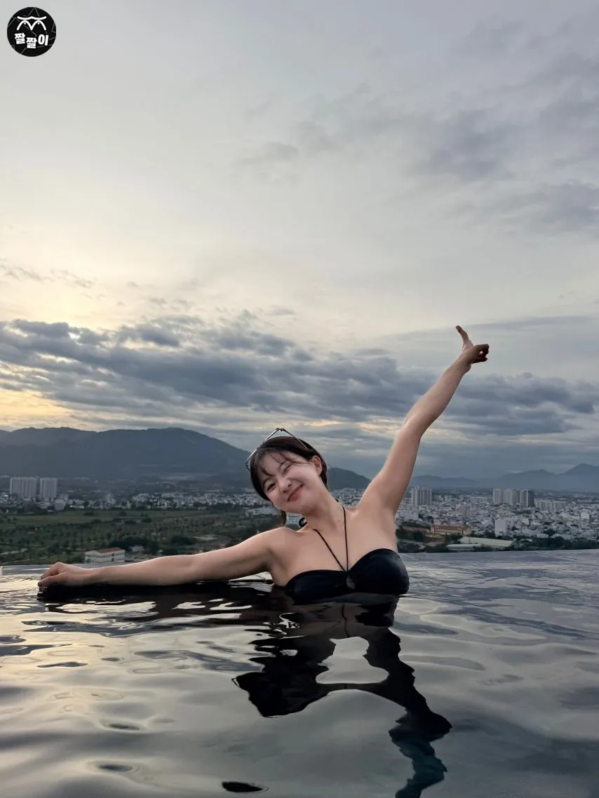 산 속에 백만송희 모노키니