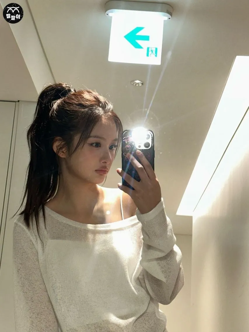 설윤 거울 셀카