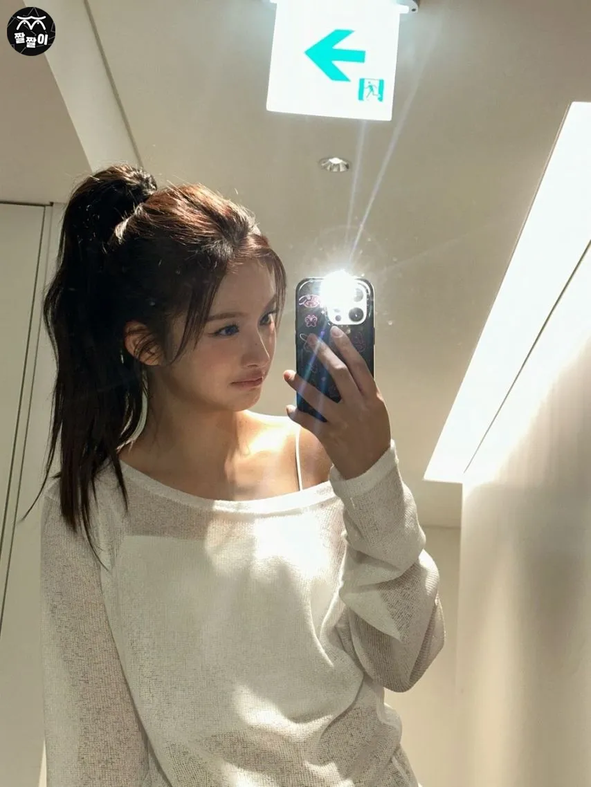 설윤 거울 셀카
