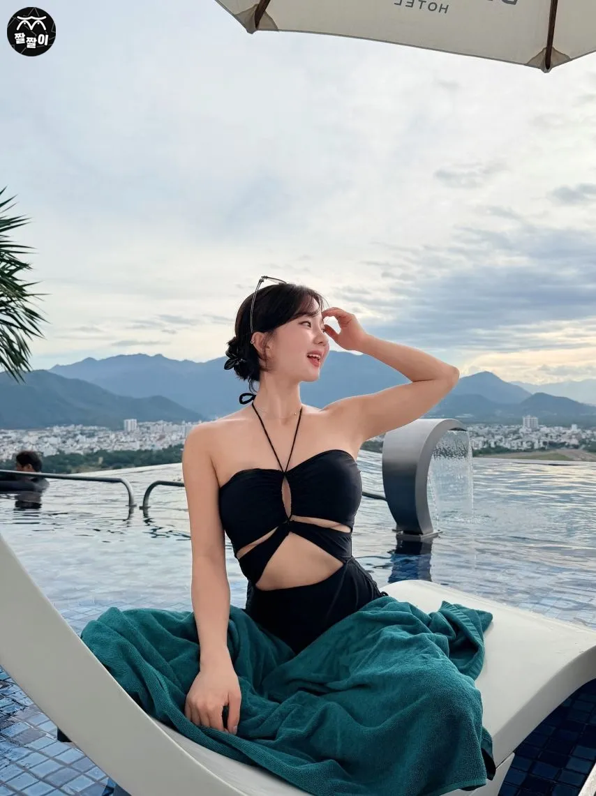 산 속에 백만송희 모노키니