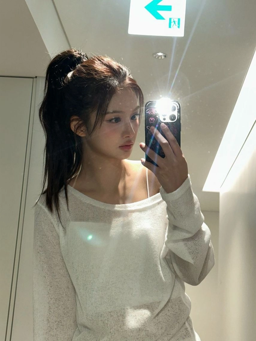 설윤 거울 셀카