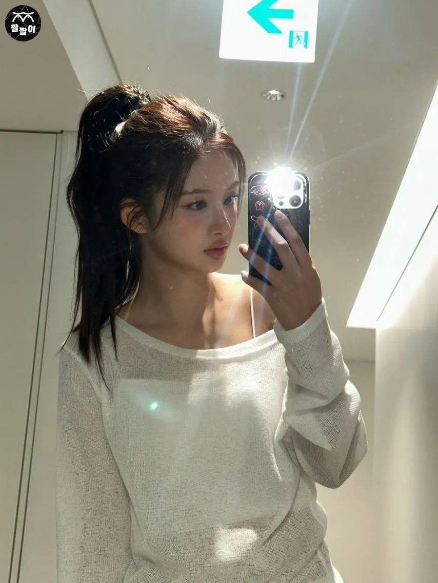 설윤 거울 셀카