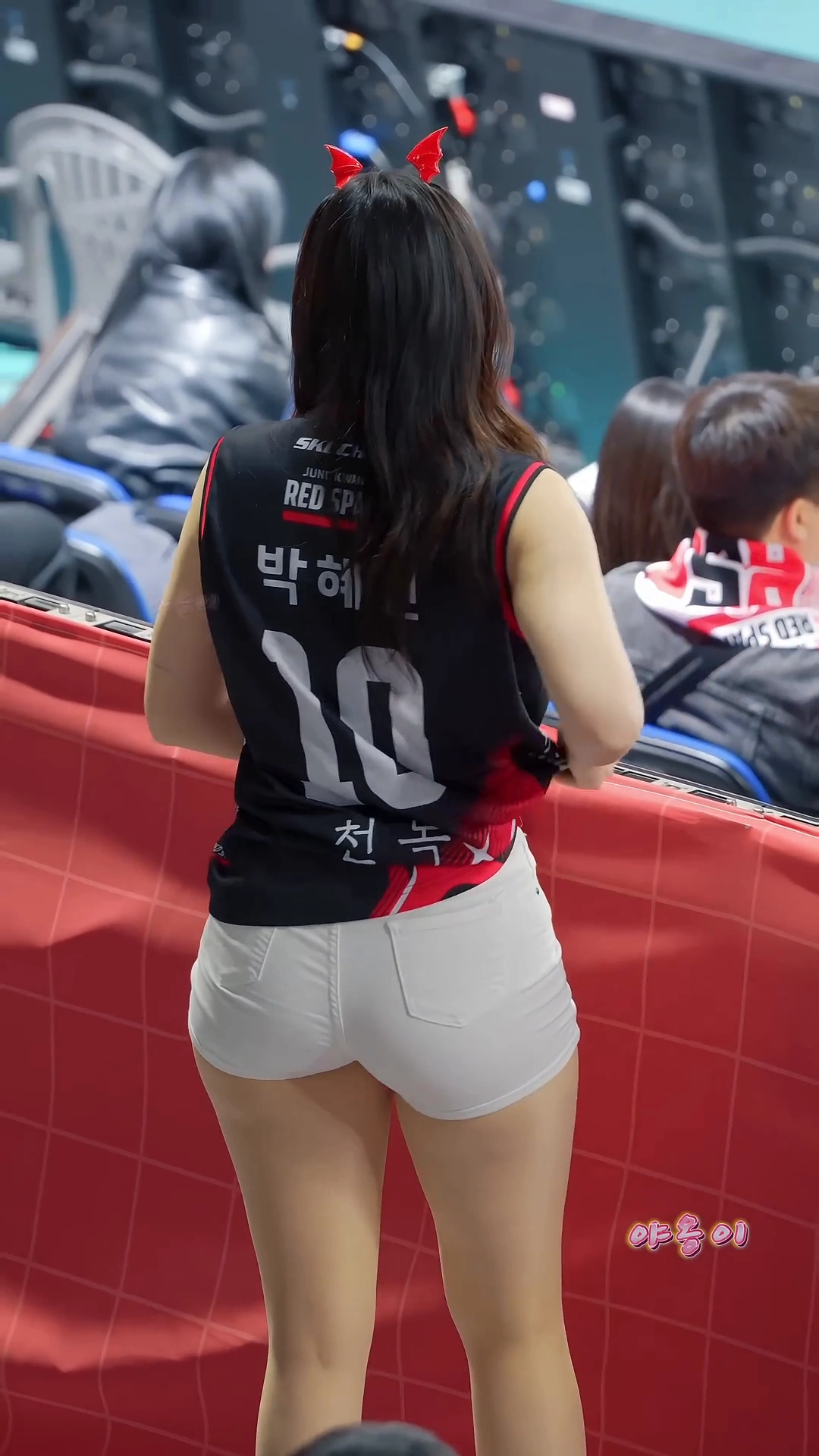하지원 야벅지 팽팽하게 드러난 뒤태 클로즈업