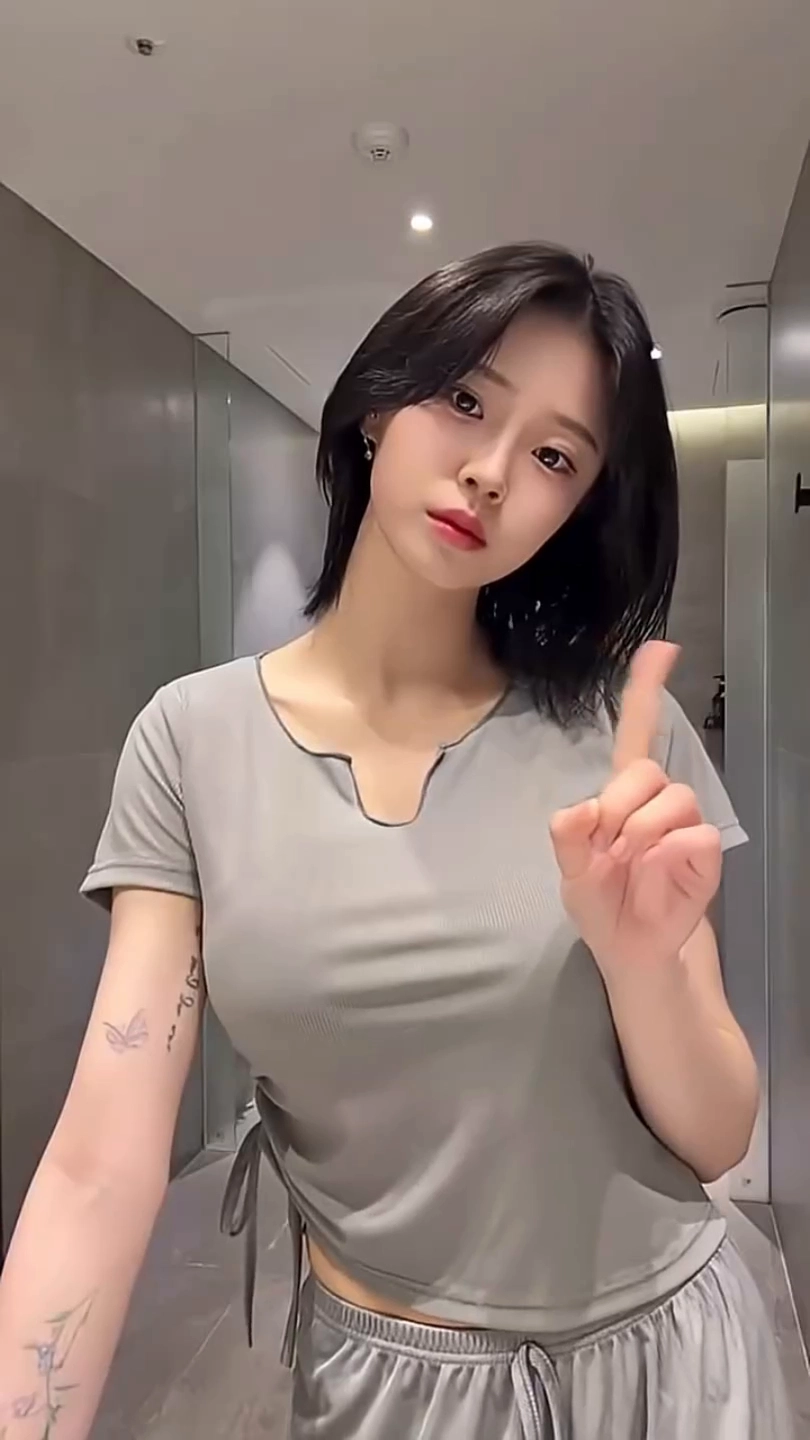 장은비 티셔츠에서 블랙 비키니로 변신