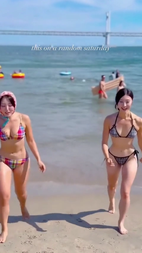 운동녀들 해수욕장 비키니 자랑