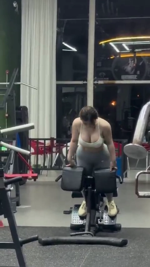 체육관에서 운동하는 여성분